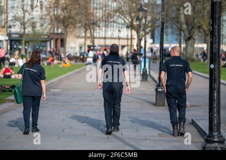 Covid-Marshals patrouillieren auf College Green vor einem Protest gegen das Gesetz „Kill the Bill“ in Bristol gegen das Gesetz über Polizei, Kriminalität, Verurteilung und Gerichte. Stockfoto