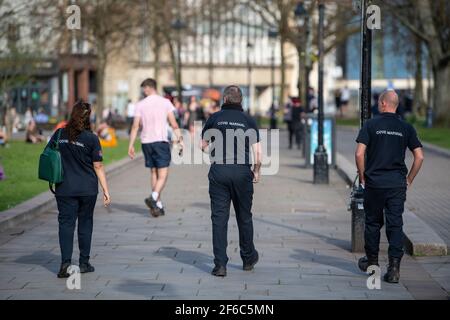 Covid-Marshals patrouillieren auf College Green vor einem Protest gegen das Gesetz „Kill the Bill“ in Bristol gegen das Gesetz über Polizei, Kriminalität, Verurteilung und Gerichte. Stockfoto