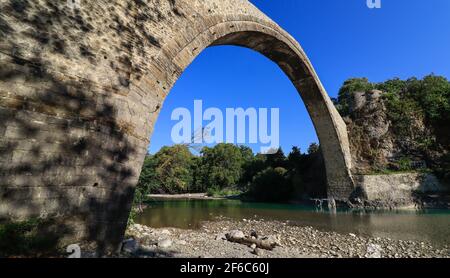 Alte Steinbrücke von Konitsa, Aoos Fluss, Epirus, Griechenland Stockfoto