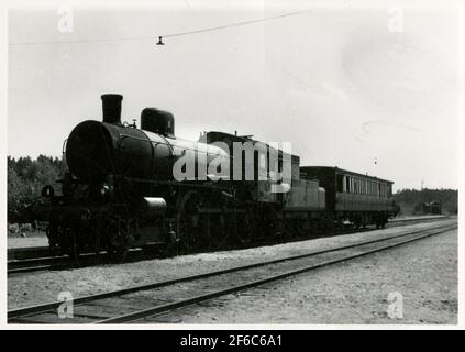 Die Staatsbahnen, SJ B und SJ Bo7 2812.dieser Wagen wurde 1893 von zwei zweiachsigen Wagen B1B 456 und 458 gebaut. Erstere hatte ursprünglich als "Kronprinzessin Wagon" in den königlichen Zug eingestiegen. Im Jahr 1930 wurde der Wagen aus der Werkstatt von SJ in SantaBoda zu Messwagen für die Prüfung des Gleismodus gebaut. Als solches wurde es 1962 auf den Service-Parkplatz verlegt. Stockfoto