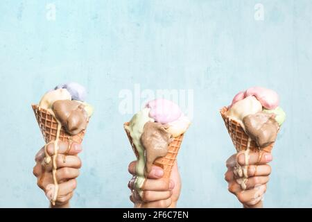 Drei schmelzen Eistüten Stockfoto