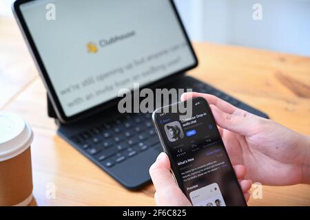 Chiang Mai Thailand - 21. März 2021: Hand halten iPhone 12 mit Logo Clubhouse App auf dem Bildschirm. Application Clubhouse ist eine Audio-basierte Social-Media-App Stockfoto