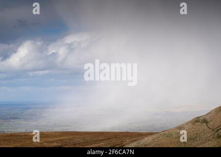 Schneeschauer über dem Eden Valley in Cumbria, Großbritannien. Stockfoto