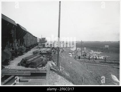 Wiederaufbau des Viadukts über die Malmö Ystads Eisenbahn, auf der Strecke zwischen Malmö und Trelleborg. Zug fährt über provisorisches Viadukt. Stockfoto