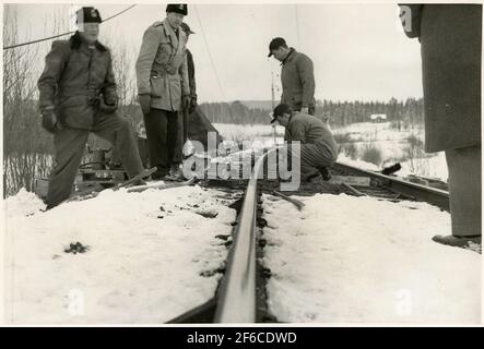 Banwork nach dem Wiederanfahren des Zuges 93, des Nordarms, auf der Strecke zwischen Simeå und Unterwache in 1956-03-27. Stockfoto