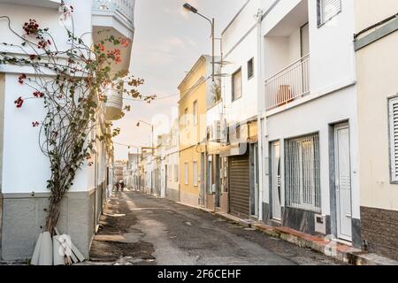 Weiß getünchte und geflieste kleine Häuser in der engen Straße des historischen Olhao, Algarve, Portugal Stockfoto