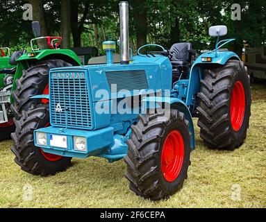 Itterbeck, Niedersachsen, Deutschland - Juni 19 2016 Klassische Traktorenausstellung. Blauer Hanomag Traktor Stockfoto