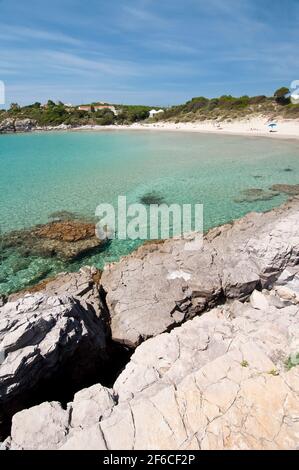 acqua cristallina, sabbia bianca e rocce colorate am Strand von La Bobba, Carloforte, Insel San Pietro, Sardinien Stockfoto