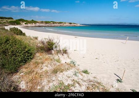 acqua cristallina, sabbia bianca e rocce colorate am Strand von La Bobba, Carloforte, Insel San Pietro, Sardinien Stockfoto
