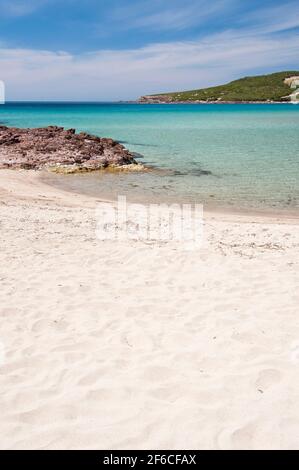 kristallklare Wasser in Cala dello Spalmatore, Strand La Caletta, Carloforte, Insel St. Pietro, Sardinien Stockfoto