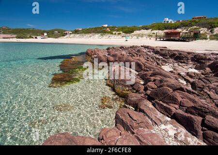 kristallklare Wasser in Cala dello Spalmatore, Strand La Caletta, Carloforte, Insel St. Pietro, Sardinien Stockfoto