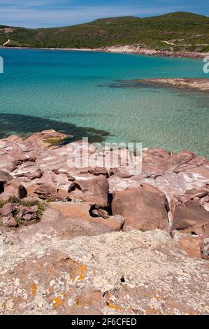 kristallklare Wasser in Cala dello Spalmatore, Strand La Caletta, Carloforte, Insel St. Pietro, Sardinien Stockfoto