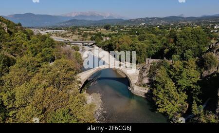 Alte Steinbrücke von Konitsa, Aoos Fluss, Luftdrohnenansicht, Epirus, Griechenland Stockfoto