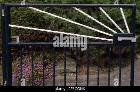 Schwarz-weißes Gartentor im Art déco-Stil in Westbury, Wiltshire, England, Großbritannien. Stockfoto