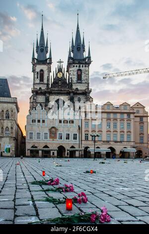 Prag, Tschechische Republik - 26. März 2021. 25 000 Kreuze und Blumen auf dem Altstädter Ring als Erinnerung an die Opfer des COVID-19-Virus.Leben in einer Pandemie.Leere Stadt Stockfoto