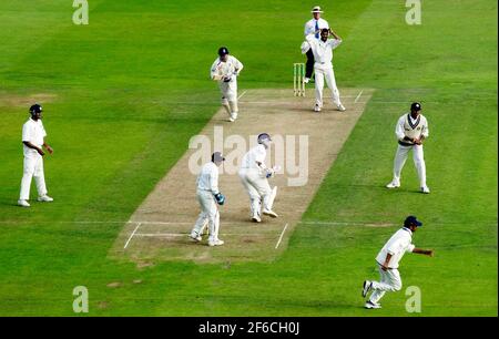 2ND TEST ENGLAND V INDIEN AUF TRENT BRIDGE 10/8/2002 STEWARD UND VAUGHAN SINGEN BOWLING BILD DAVID ASHDOWN. Stockfoto