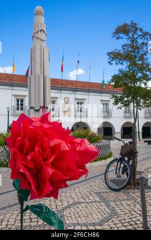 Kriegsdenkmal auf dem Platz der Republik, Tavira, Algarve, Portugal Stockfoto