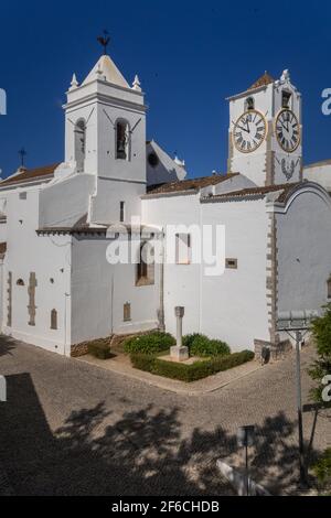 Die Kirche Santa Maria do Castelo, Altstadt von Tavira, Algarve, Portugal Stockfoto