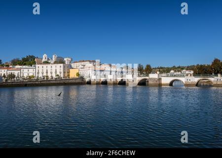 Römische Brücke über den Fluss Gilao in Tavira, Ostalgarve, Portugal Stockfoto