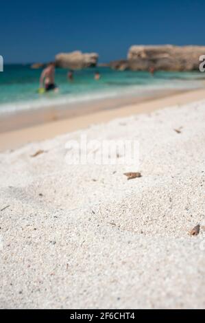 Weißer Quarzsand und kristallklares Wasser bei is Aruttas Strand Stockfoto