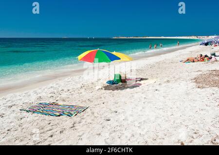 Weißer Quarzsand und kristallklares Wasser bei Mari Ermi Strand Stockfoto