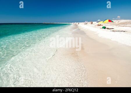 Weißer Quarzsand und kristallklares Wasser bei Mari Ermi Strand Stockfoto