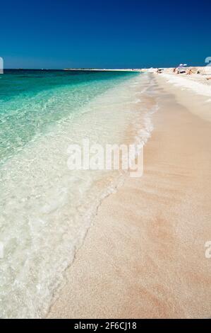 Weißer Quarzsand und kristallklares Wasser bei Mari Ermi Strand Stockfoto