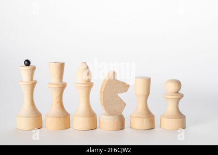 Schachfiguren isoliert auf weißem Hintergrund. Reihe von Schachfiguren. Stockfoto