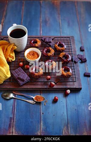 Donuts mit Hafer Macadamia-Nüssen und Schokolade Stockfoto