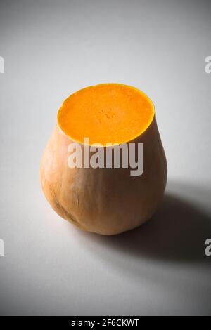 Kürbis in zwei Hälften geschnitten. Stockfoto