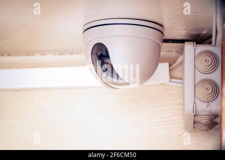 Sicherheitskamera an der Lichtdecke im Büro Stockfoto