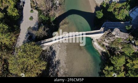 Alte Steinbrücke von Konitsa, Aoos Fluss, Luftdrohnenansicht, Epirus, Griechenland Stockfoto