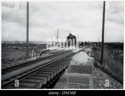 Wiederaufbau des Viadukts über die Malmö Ystads Eisenbahn, auf der Strecke zwischen Malmö und Trelleborg. Probenbeladung des provisorischen Viadukts. Stockfoto