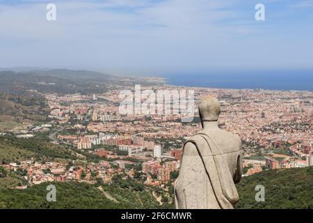 Blick auf die Stadt vom Tempel Herz Jesu auf dem Tibidabo Hügel in Barcelona, Spanien Stockfoto