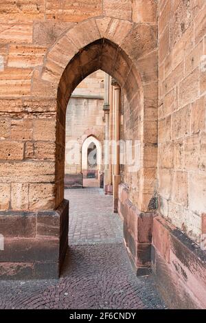 Alte Steinbögen der St. Martin Kirche in Colmar Stockfoto