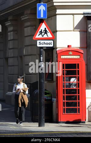 London, England, Großbritannien. Rote Telefonbox in Covent Garden, Leute, die vorbeigehen Stockfoto