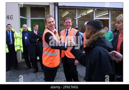 Premierminister Tony Blairon die Straßen von Manor Park in Newham, um aus erster Hand die Pionierarbeit in der Gemeinde durchgeführt, um Anti-soziales Verhalten zu stampfen. Am NACHMITTAG besuchte die Royal british Legion, Eines der Beispiele für ein Gemeinschaftsprojekt, das sich durch das Projekt "Councils RESPECT" verdient gemacht hat. Herr Blair spielte eine Partie Pool gegen Bill Duncan, und gewann.PIC David Sandison 31/10/2002 Stockfoto