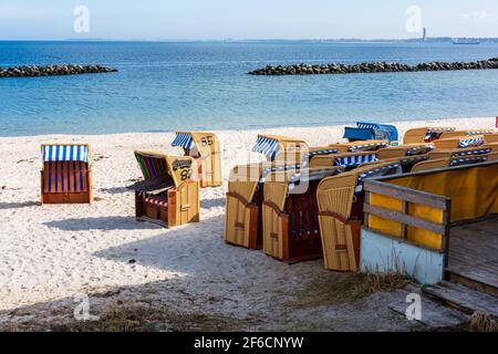 Der Badestrand von Kiel-Schilksee mit Strandkörben kurz vor Saisoneröffnung Stockfoto