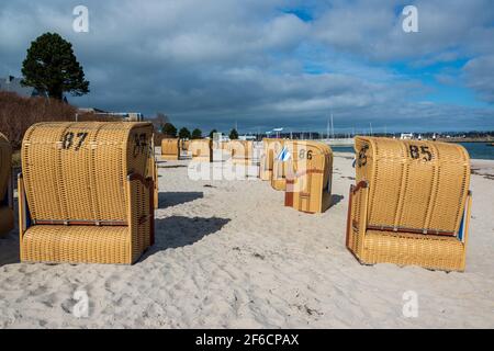 Der Badestrand von Kiel-Schilksee mit Strandkörben kurz vor Saisoneröffnung Stockfoto