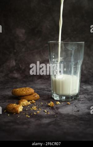 Ein Glas Milch mit Keksen Stockfoto