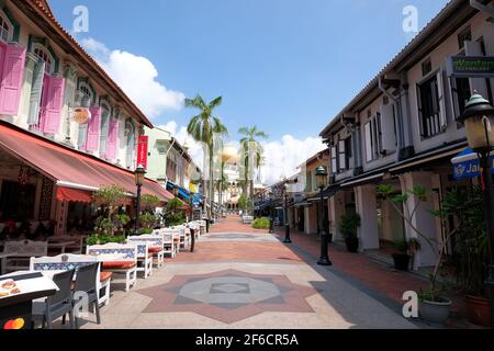 Restaurierte Geschäfte und Restaurants aus dem Nahen Osten an der Bussorah Street, nur für Fußgänger, im Herzen des Kampong Glam Bezirkes in Singapur Stockfoto