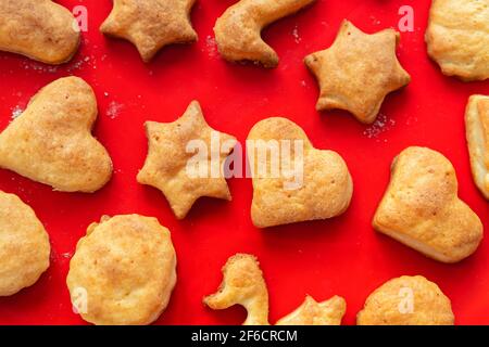 Flach oben über dem Blick auf süß lecker leckeren Quark Ingwerkekse gebacken im heißen Ofen auf rot hell Silikon Backmatte in der Küche zu Hause Stockfoto