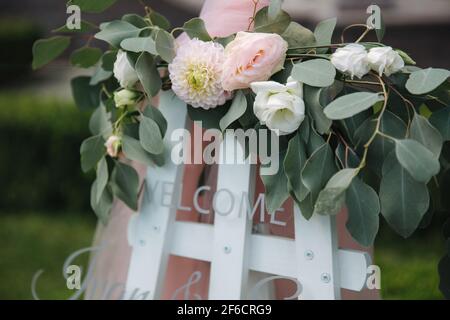 Blumen auf Hochzeit drcor, grün und Pulverfarbe Stockfoto