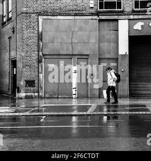 Schwarz-Weiß-Bild Frau, die an EINEM geschlossenen und vorbei geht Mit EINEM Einkaufstasche an Bord eines Einzelhandelskaufhauses Stockfoto