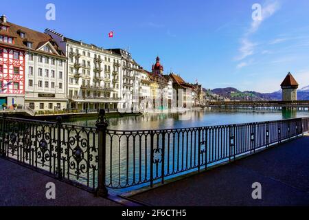 Panoramablick auf Luzern am Reuss und Kapellbrücke, Holzfußbrücke über den Fluss schräg, Kanton Luzern, Schweizlan Stockfoto