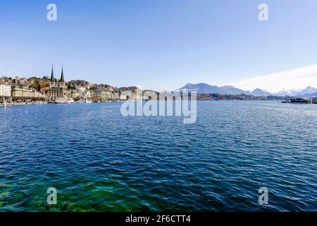 Blick auf Luzern am Vierwaldstättersee und Alpen, Schweiz. Stockfoto