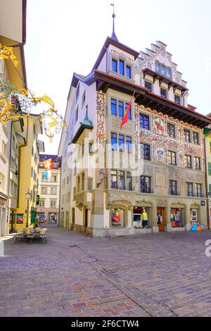 Gebäude am wunderschönen Hirchenplatz, ehemaliger Schweinemarkt aus dem Spätmittelalter, Luzern, Kanton Luzern, Schweiz. Stockfoto