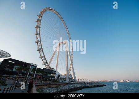 Dubai, VAE - 15. Februar 2020: Bluewaters Island mit riesiger Metallstruktur und Riesenrad auch Ain Dubai (Dubai Eye) genannt, Freizeit und Reisen Stockfoto