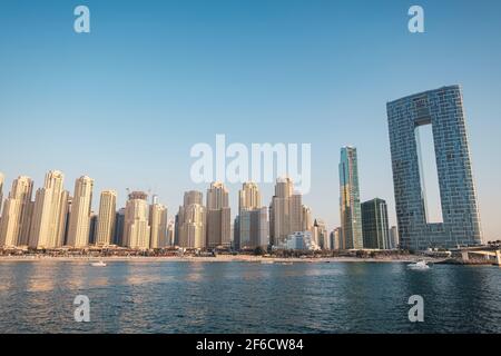 Dubai, VAE - 15. Februar 2020: Marina JBR Beach Sea Water font Tall Buildings. Urban Arabian Architectural Excellence. dubai Marina aus der gefangen Stockfoto