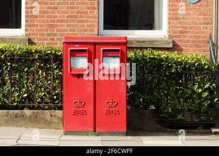 Preston, Großbritannien. Quadratische, rote Royal Mail Postfächer Stockfoto